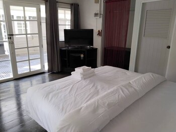 luna hut resort hua hin