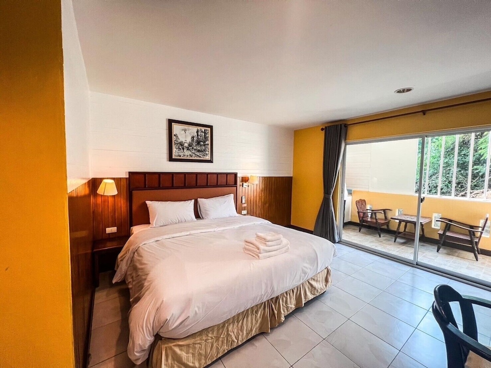 luna hut resort hua hin