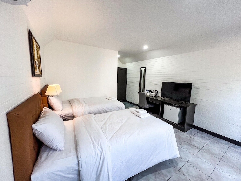 luna hut resort hua hin