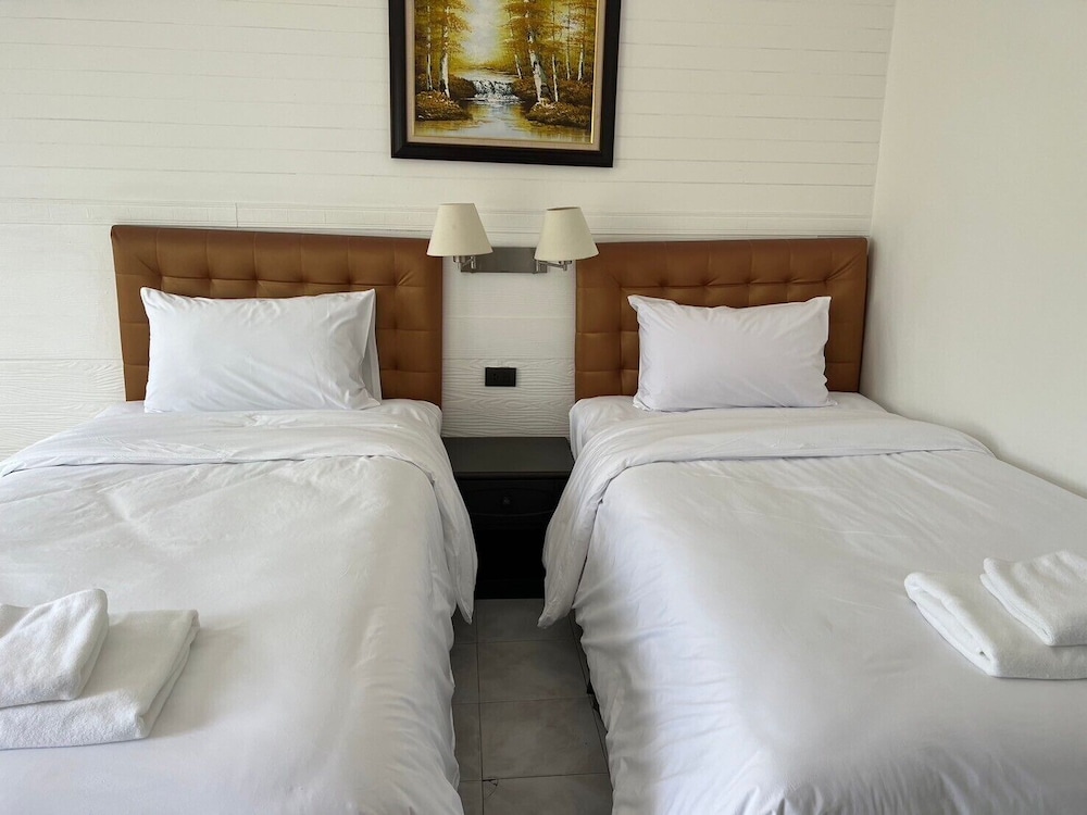 luna hut resort hua hin