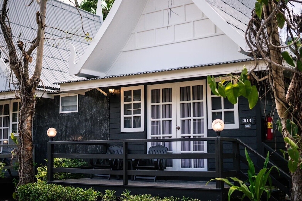 luna hut resort hua hin