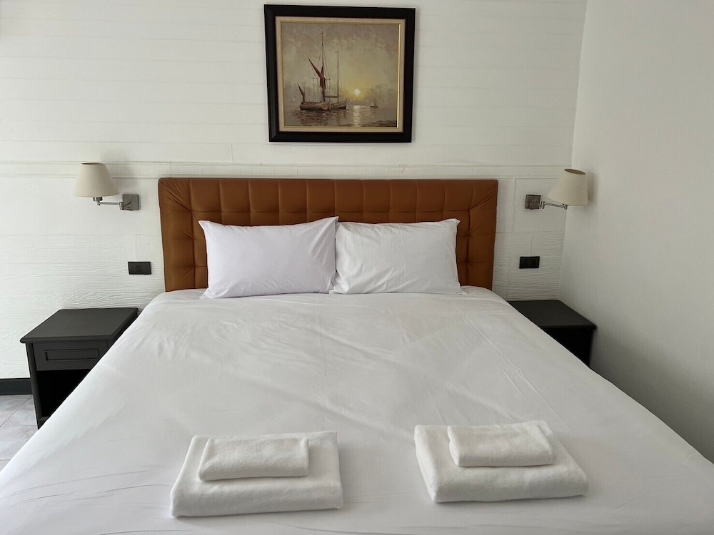 luna hut resort hua hin