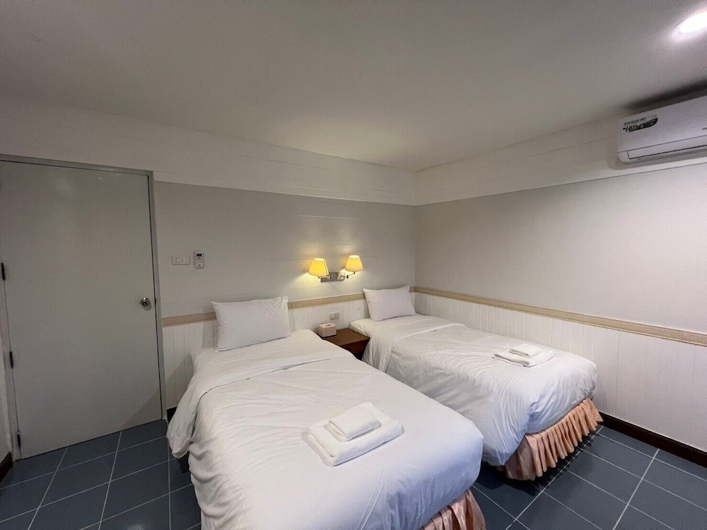 luna hut resort hua hin