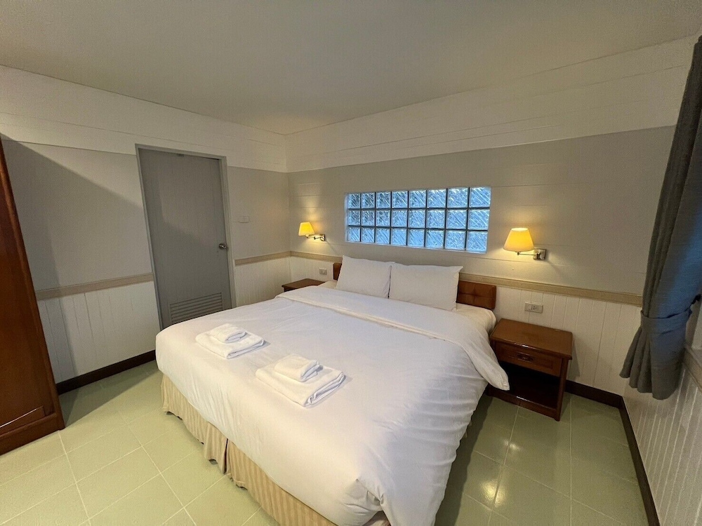 luna hut resort hua hin