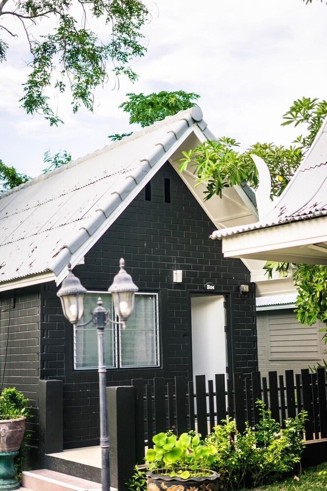 luna hut resort hua hin