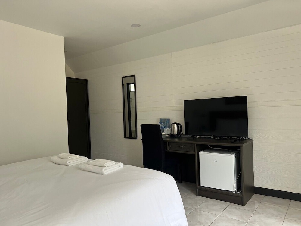 luna hut resort hua hin