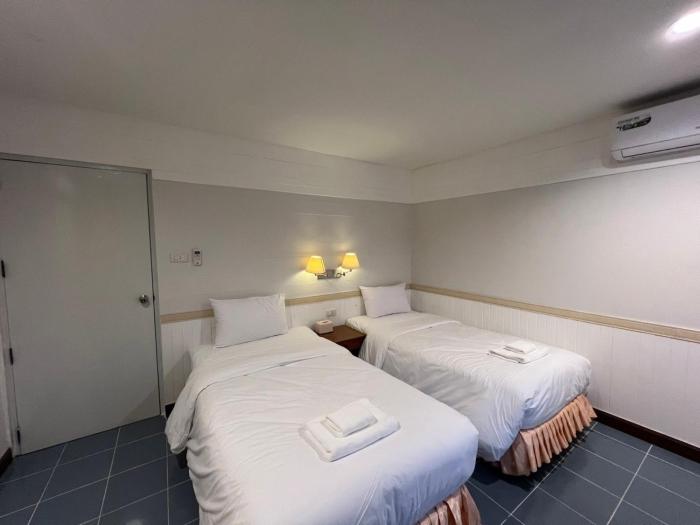 luna hut resort hua hin