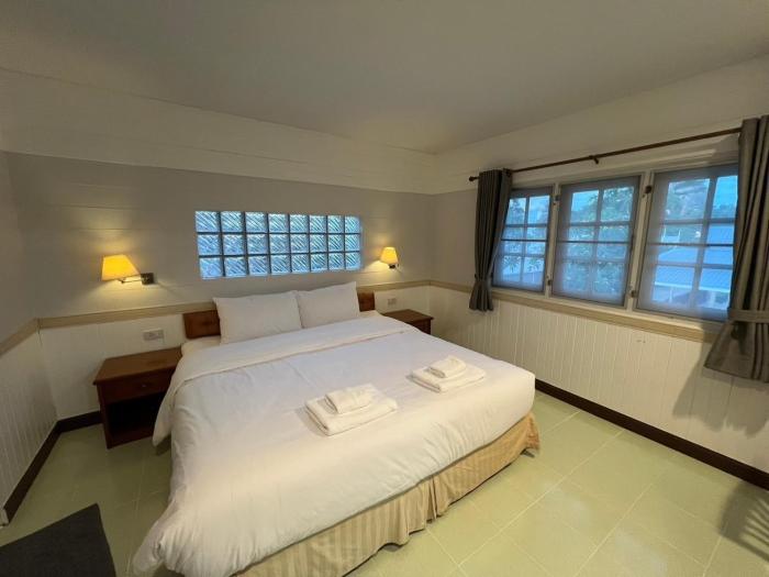 luna hut resort hua hin