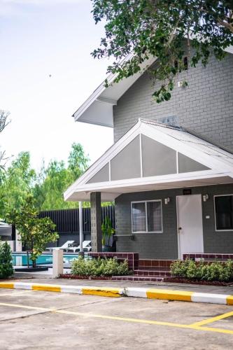 luna hut resort hua hin