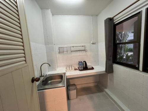 luna hut resort hua hin