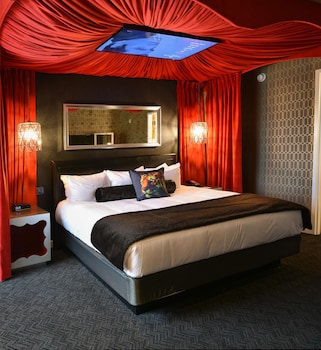 the guest house at graceland