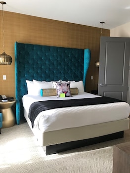 the guest house at graceland