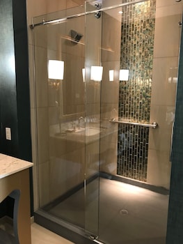 the guest house at graceland