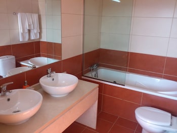 hotel lagoa azul do geres