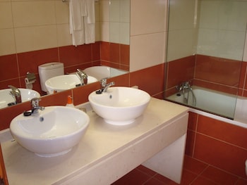 hotel lagoa azul do geres