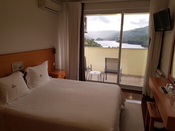 hotel lagoa azul do geres