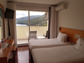 hotel lagoa azul do geres