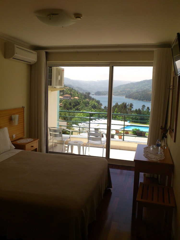 hotel lagoa azul do geres
