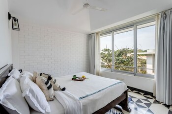 modern 2bhk w rooftop pool 10 mins drive to beach