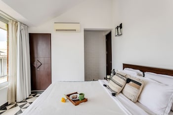 modern 2bhk w rooftop pool 10 mins drive to beach
