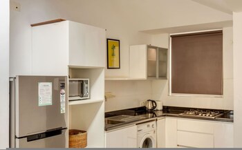 modern 2bhk w rooftop pool 10 mins drive to beach