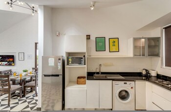 modern 2bhk w rooftop pool 10 mins drive to beach