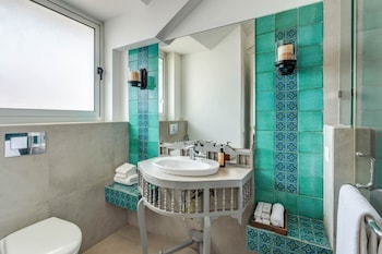 modern 2bhk w rooftop pool 10 mins drive to beach