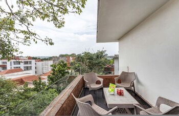 modern 2bhk w rooftop pool 10 mins drive to beach