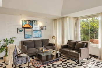 modern 2bhk w rooftop pool 10 mins drive to beach
