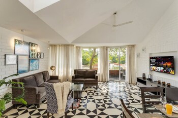 modern 2bhk w rooftop pool 10 mins drive to beach
