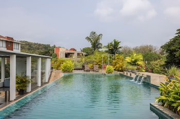 modern 2bhk w rooftop pool 10 mins drive to beach