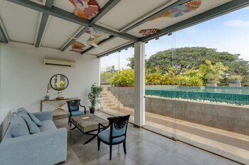modern 2bhk w rooftop pool 10 mins drive to beach