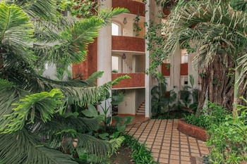 modern 2bhk w rooftop pool 10 mins drive to beach