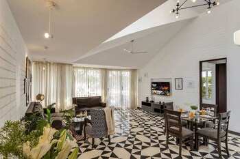 modern 2bhk w rooftop pool 10 mins drive to beach