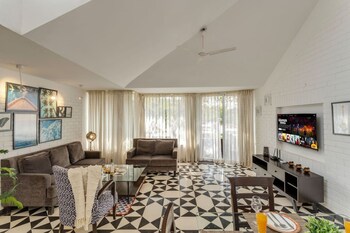 modern 2bhk w rooftop pool 10 mins drive to beach