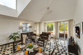 modern 2bhk w rooftop pool 10 mins drive to beach