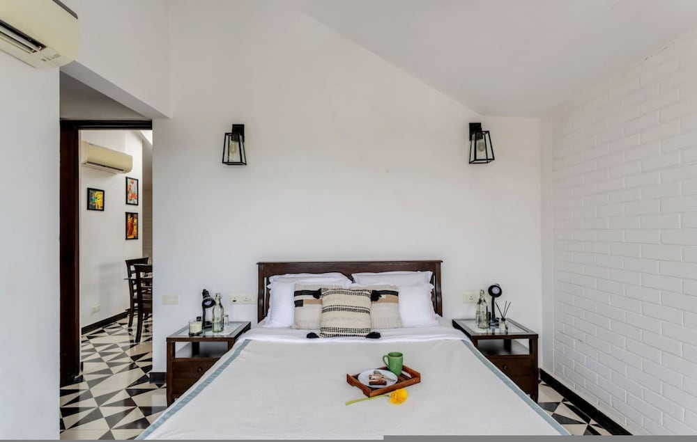 modern 2bhk w rooftop pool 10 mins drive to beach