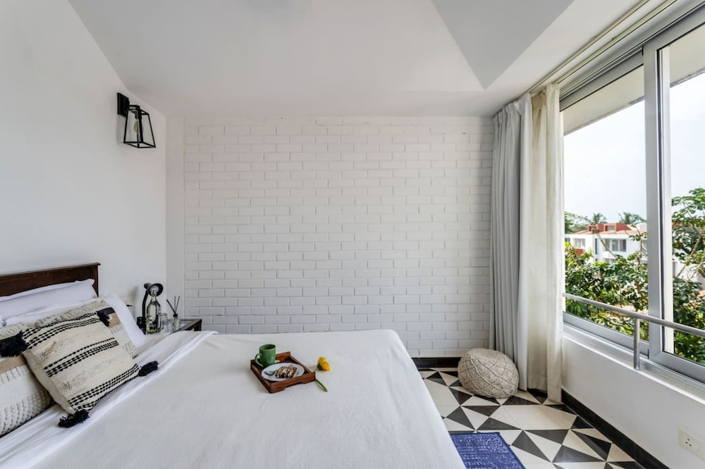 modern 2bhk w rooftop pool 10 mins drive to beach