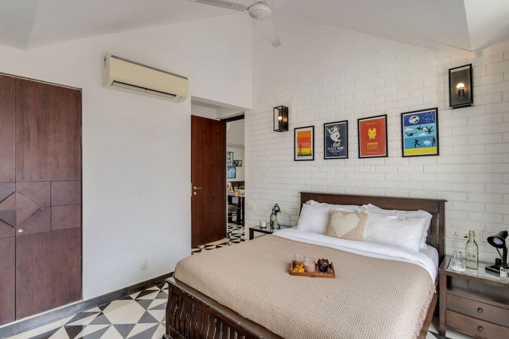 modern 2bhk w rooftop pool 10 mins drive to beach