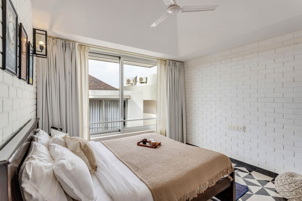 modern 2bhk w rooftop pool 10 mins drive to beach