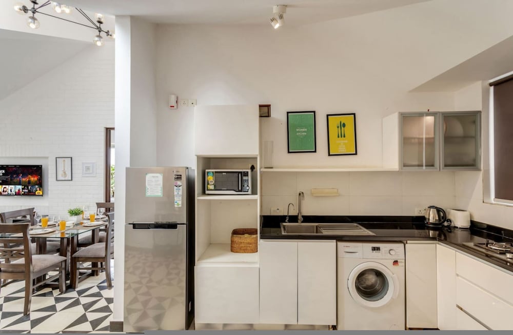 modern 2bhk w rooftop pool 10 mins drive to beach