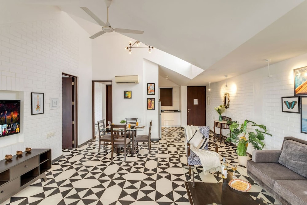 modern 2bhk w rooftop pool 10 mins drive to beach