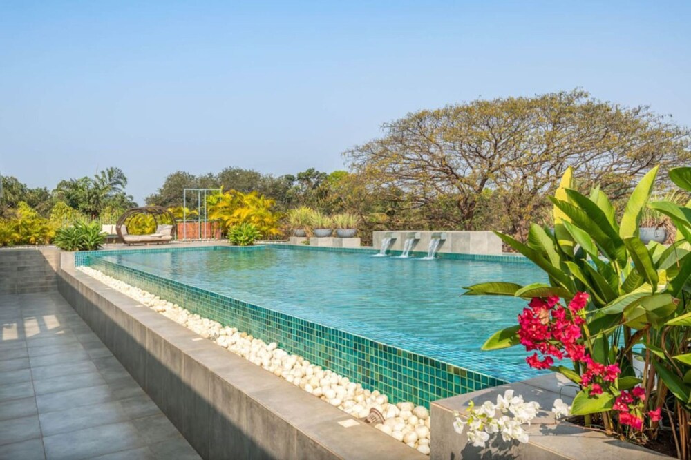 modern 2bhk w rooftop pool 10 mins drive to beach
