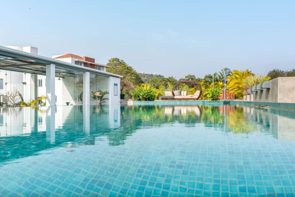 modern 2bhk w rooftop pool 10 mins drive to beach