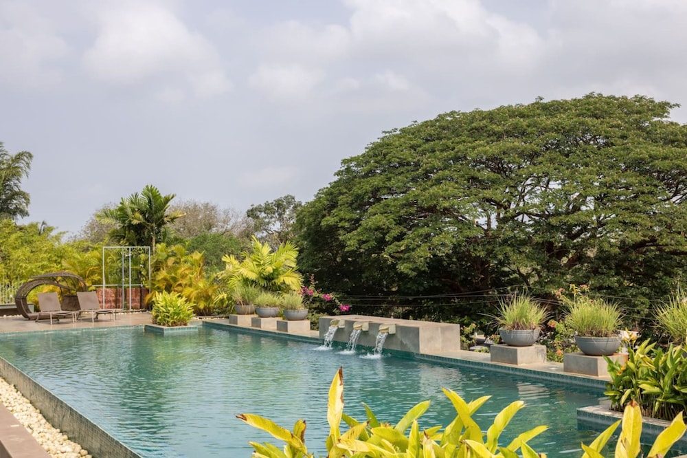 modern 2bhk w rooftop pool 10 mins drive to beach