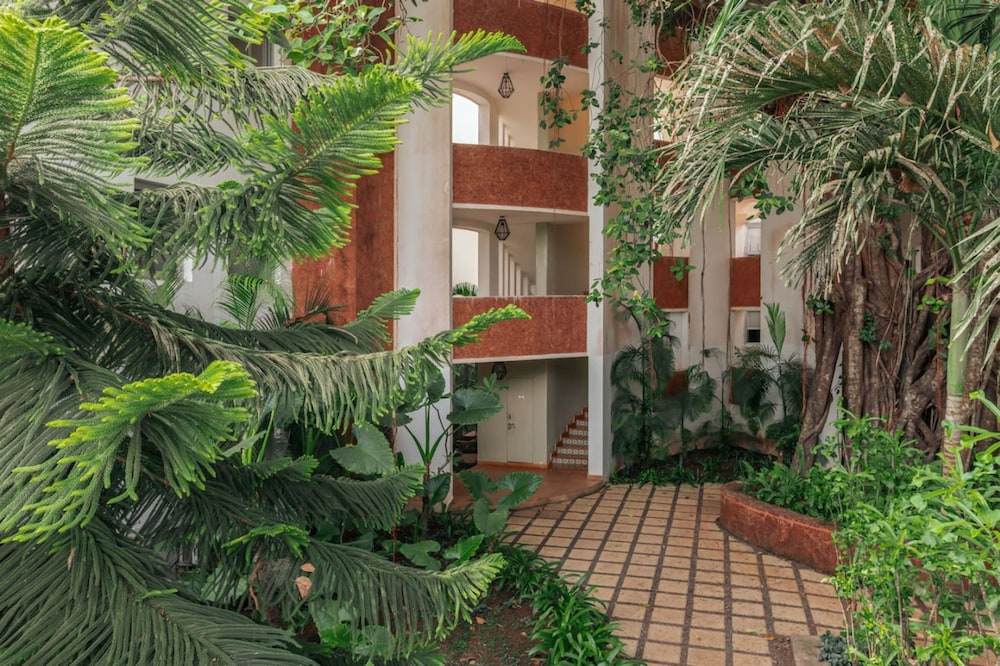 modern 2bhk w rooftop pool 10 mins drive to beach