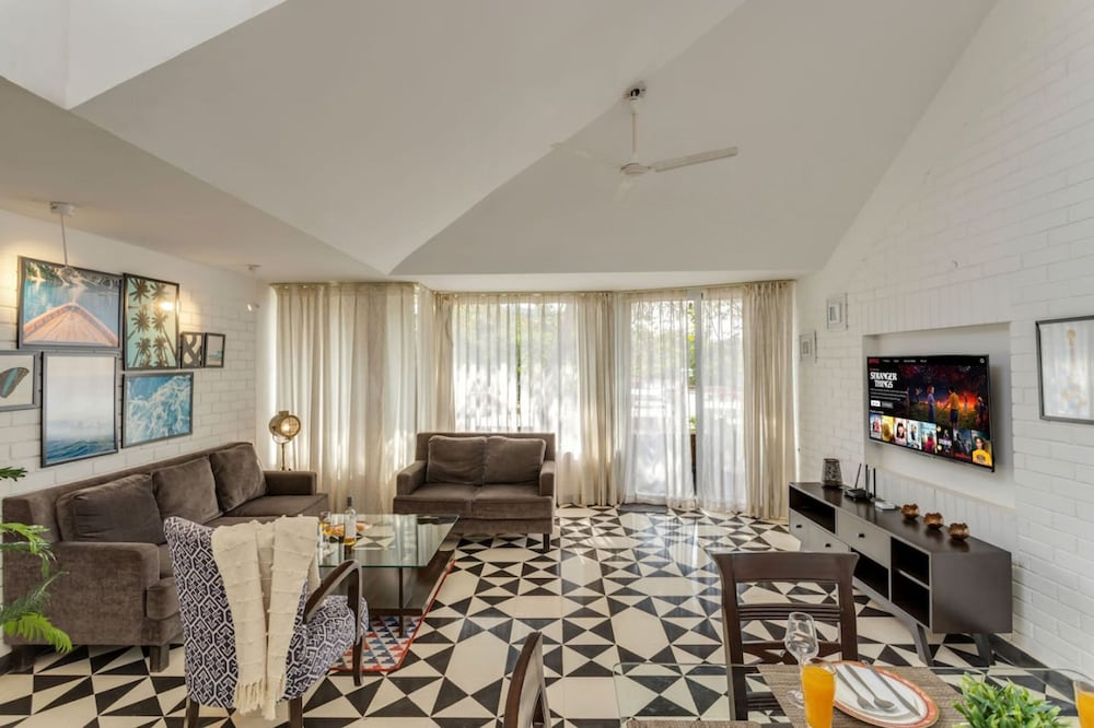 modern 2bhk w rooftop pool 10 mins drive to beach