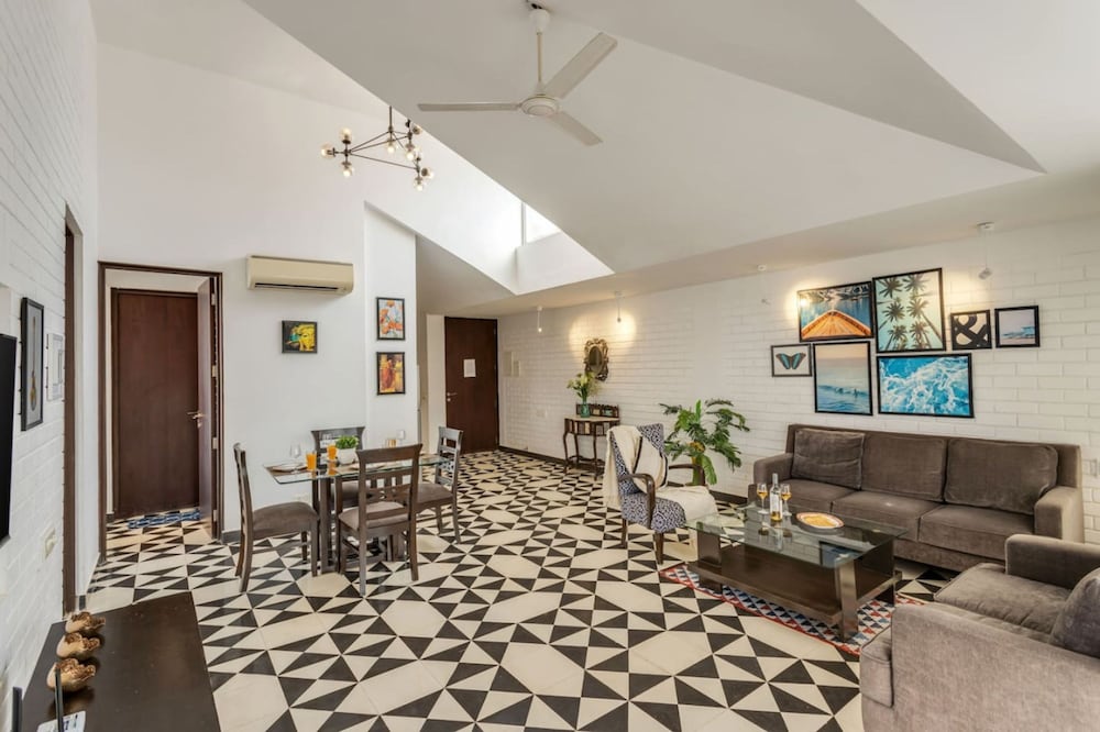 modern 2bhk w rooftop pool 10 mins drive to beach