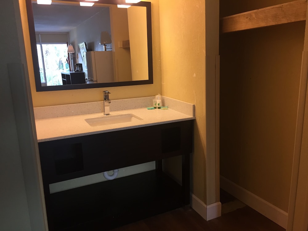 blu atlantic oceanfront hotel and suites