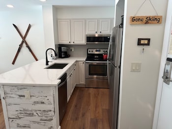 Beautiful Renovated 1Br Lakeside Condo 1 Bedroom Condo,,3 star